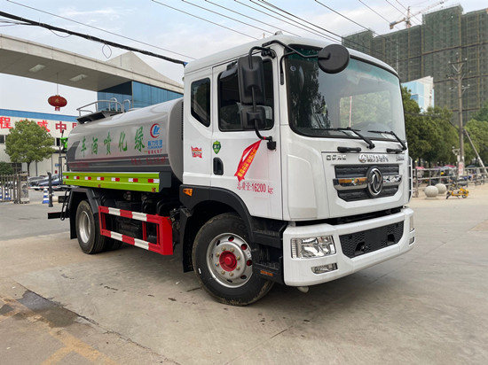 環(huán)衛(wèi)車(chē)廠(chǎng)家——東風(fēng)12方灑水車(chē)帶30米霧炮準(zhǔn)時(shí)發(fā)車(chē)